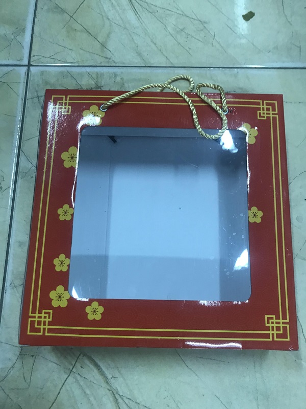 tui-giay-dung-qua-tet-2 Túi giấy đựng quà ngày Tết thường được thiết kế quai xách từ nhiều chất liệu khác nhau để khách hàng dễ mang và treo trên xe